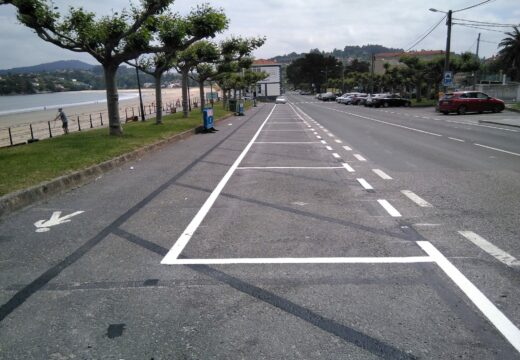 O Concello de Miño completa o repintado das prazas de aparcamento da praia Grande
